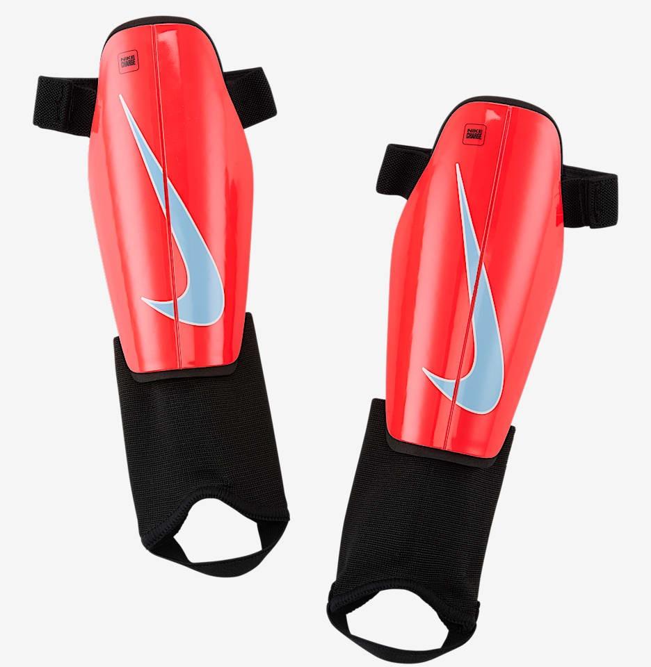 Футбольные щитки Nike Charge Junior красный DX4610-636, Красный, Размер (EU) - L(Youth) - #0